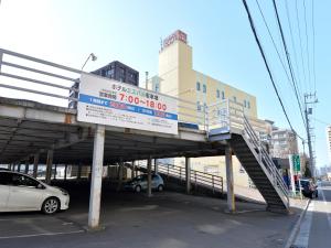 een parkeerplaats met een parkeerbord en een trap bij Hotel S-PAL in Hakodate +19 foto's