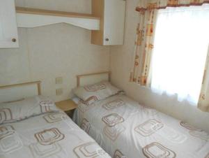 Ένα ή περισσότερα κρεβάτια σε δωμάτιο στο Cosy caravans Sandhills 175 butlins Skegness resort +4 φωτογραφίες
