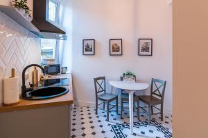 Kuchyňa alebo kuchynka v ubytovaní Apartamenty Rejtana