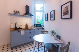 Kuchyňa alebo kuchynka v ubytovaní Apartamenty Rejtana + 37 fotografií