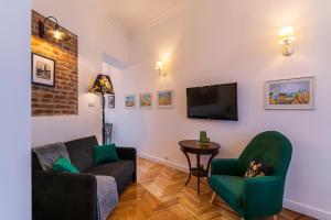 Televízia a/alebo spoločenská miestnosť v ubytovaní Apartamenty Rejtana