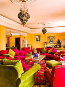 Rive Du Lac في للا تكركوست: غرفة معيشة كبيرة مع أثاث أحمر وأخضر