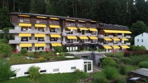 un immeuble d'appartements avec un jardin en face dans l'établissement Joe's Apartments, à Bad Liebenzell