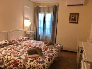 una camera con un letto con due cuscini sopra di Luz de la Bahía - Bahía Sur San Fernando Cádiz a San Fernando