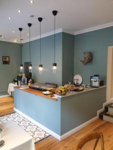 a kitchen with blue walls and a counter at Das Friedrich in Knittelfeld