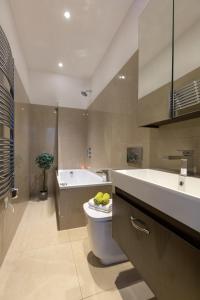Gallery image of Deluxe Central City of London Apartments in London