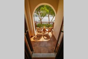 - une vue depuis le couloir d'une maison avec une table dans l'établissement Natali's Villa by the sea, à Kato Gatzea