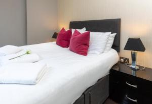 Säng eller sängar i ett rum på Deluxe Central City of London Apartments