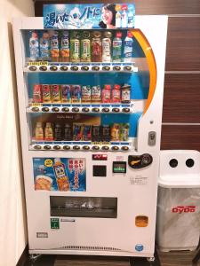 Business Hotel Sunpu في شيزوكا: آلة بيع مليئة بالأطعمة والمشروبات
