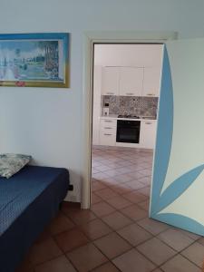 a room with a bed and a kitchen at Il Glicine in Procida