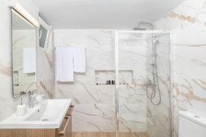 Kúpeľňa v ubytovaní Central Green Apartment + 19 fotografií