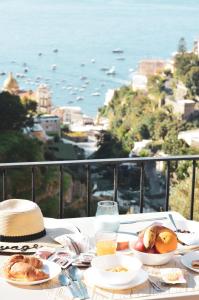una mesa con comida y vistas al océano en Il Canneto en Positano
