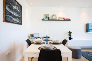 Posezení v ubytování Sea view apartment in the city center with free parking