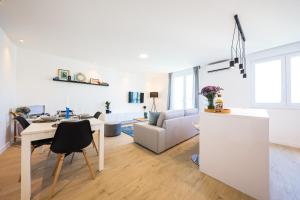 Posezení v ubytování Sea view apartment in the city center with free parking