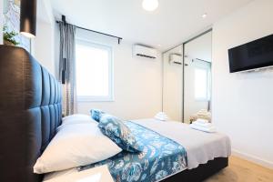Postel nebo postele na pokoji v ubytování Sea view apartment in the city center with free parking
