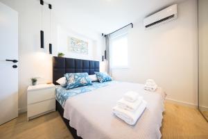 Postel nebo postele na pokoji v ubytování Sea view apartment in the city center with free parking