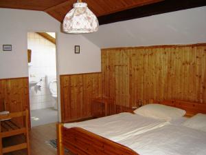 
a bedroom with a bed and a window at Gasthof Zum heiligen Nikolaus in Haibach ob der Donau

