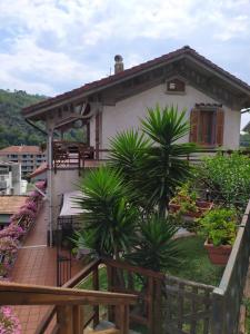 a small house with a deck with plants at Bed & Breakfast Lujocanda in Casarza Ligure