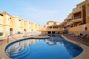 una piscina en medio de un edificio en Colonial Suite, en Adeje