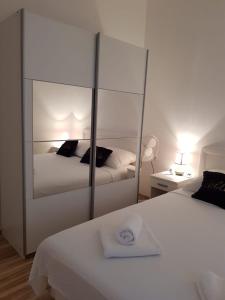 1 dormitorio con 2 camas y espejo en Apartman Andrea en Zadar
