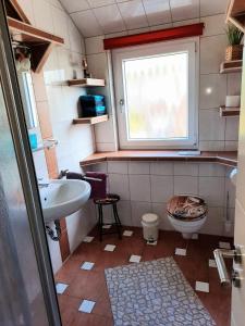 La petite salle de bains est pourvue d'un lavabo et de toilettes. dans l'établissement FeWo Fuhrmann, à Bensersiel