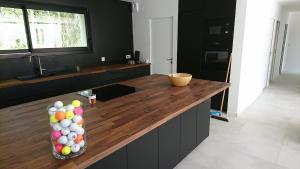 een keuken met een houten aanrecht met ballen erop bij Villa Gavrinis in Ploemel
