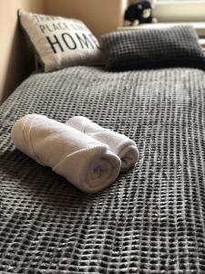 uma toalha está deitada numa cama com em Apartament "U OLI" em Lądek-Zdrój