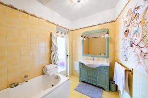 Ravello Art Apartments tesisinde bir banyo