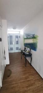 um quarto com uma secretária e um quadro na parede em Richter Apartments Finsterwalde em Finsterwalde
