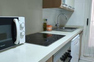 Kuchyňa alebo kuchynka v ubytovaní LOVELY APARTMENT DENIA, piscina, jacuzzi, pádel, parking