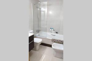 Kúpeľňa v ubytovaní LOVELY APARTMENT DENIA, piscina, jacuzzi, pádel, parking