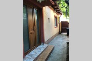 drzwi do domu z chodnikiem obok w obiekcie Casa Roxana w Konstancy