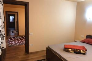 1 dormitorio con cama y pasillo con espejo en Casa Roxana en Constanza