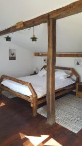 sypialnia z 2 łóżkami piętrowymi w pokoju w obiekcie Valchid Guest House w mieście Valchid