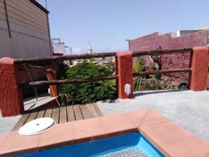 a frisbee sitting on a bench next to a pool at I MITI ViviendaVacacional in Chio