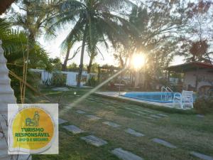 um sinal em frente a um quintal com uma piscina em Pousada Doromari em Taíba