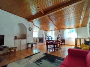 un soggiorno con un divano, un tavolo e delle sedie di Casa do Rio a Coimbra