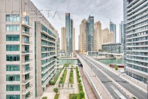 Nespecifikovaný výhled na destinaci Dubaj nebo výhled na město při pohledu z apartmánu