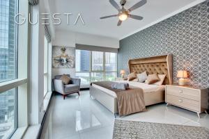 Postel nebo postele na pokoji v ubytování Al Majara by EMAAR, Dubai Marina