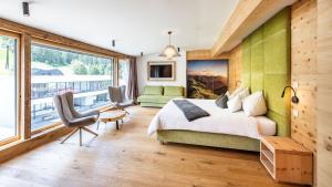 TV a/nebo společenská místnost v ubytování ALMGUT - Mountain Wellness Hotel