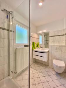 a bathroom with a toilet and a sink and a shower at ADORIS APPARTEMENTS im Lotzbeckpark am See "nachhaltiges Wohnen in Lindau" in Lindau