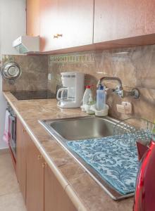 Кухня или мини-кухня в Emilios Stone House
