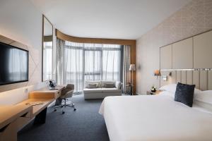 Postel nebo postele na pokoji v ubytování Pearl Rotana Capital Centre