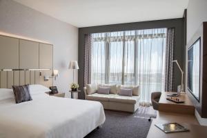 Postel nebo postele na pokoji v ubytování Pearl Rotana Capital Centre
