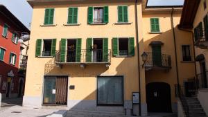 The building in which the holiday home is located