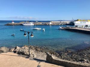 widok na port z łodziami w wodzie w obiekcie Casa Maiakai w mieście Playa Blanca