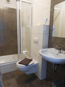 Afbeelding uit fotogalerij van Ferienzimmer Ellisee, kontaktloser Check-in in Friedrichshafen