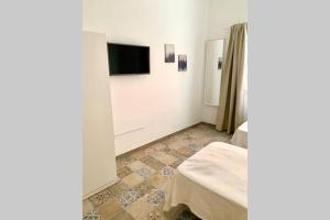 een kamer met een bed en een televisie aan de muur bij Efigenia playa/mar 2 in Valle Gran Rey