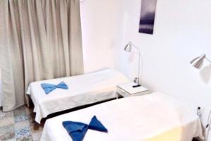 Dos camas en una habitación con almohadas azules. en Efigenia playa/mar 2, en Valle Gran Rey