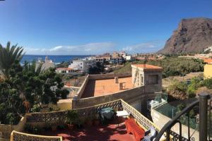vistas a la ciudad desde el balcón de una casa en Efigenia playa/mar 2, en Valle Gran Rey